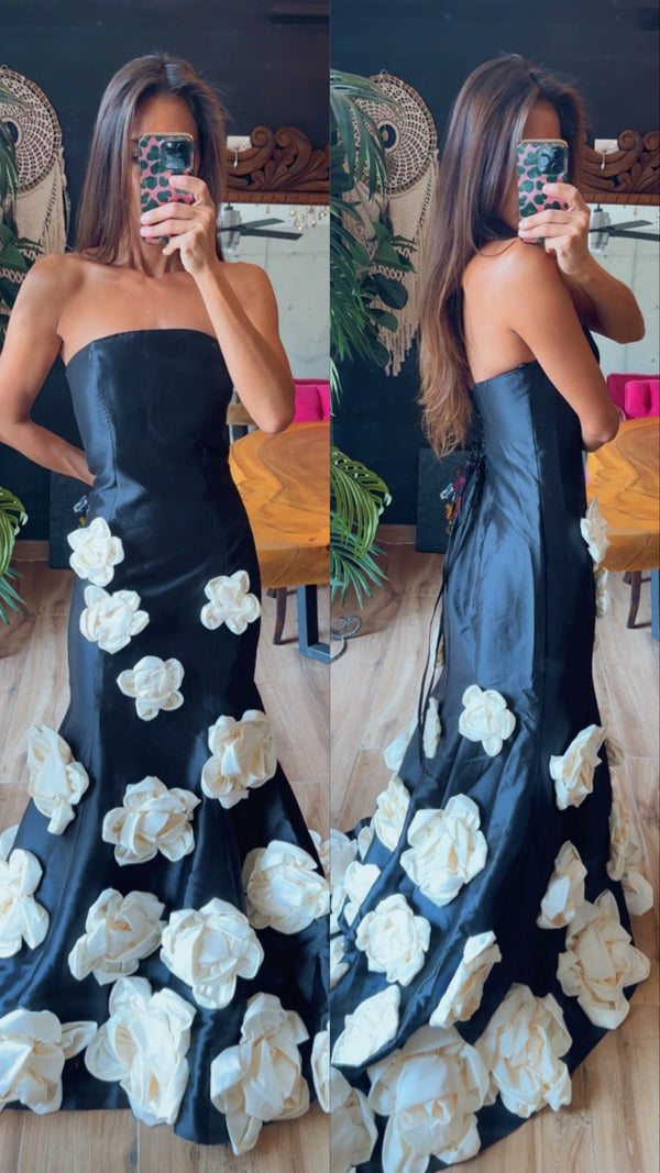 Vestido sirena negro con flores blancas