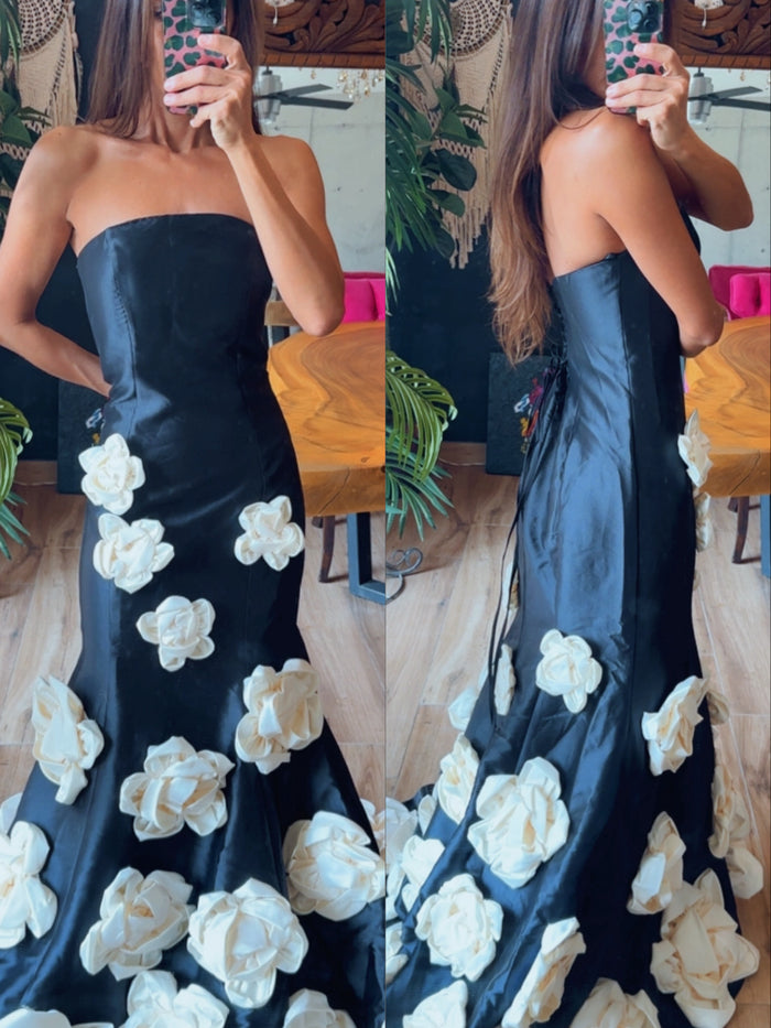 Vestido sirena negro con flores blancas