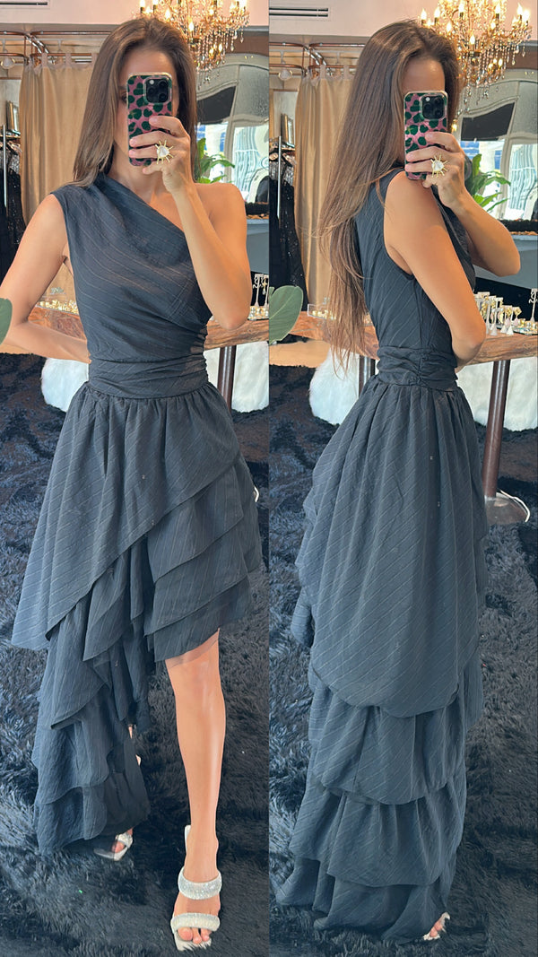 Vestido negro cortolargo olanes