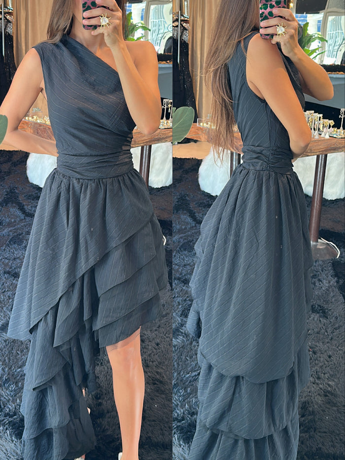 Vestido negro cortolargo olanes