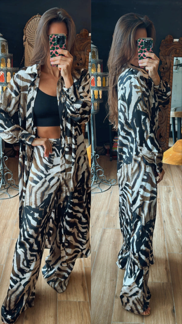 Pantalon y camisa largo animal print
