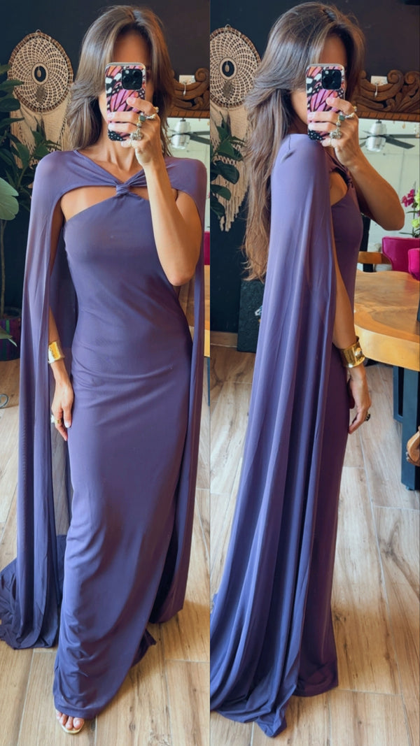 Vestido morado con capa
