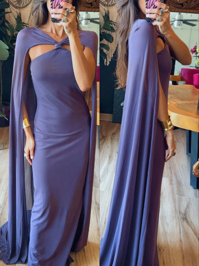 Vestido morado con capa