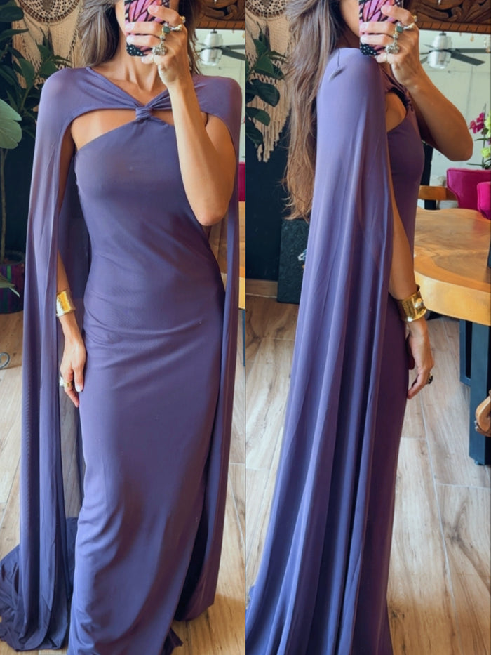 Vestido morado con capa