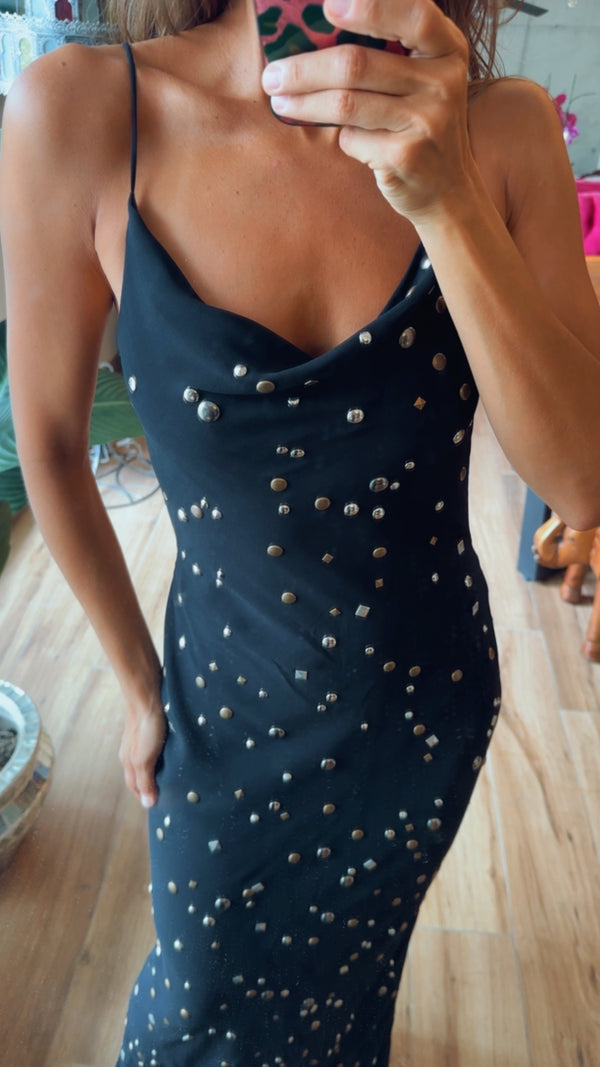 Vestido negro con aplicaciones