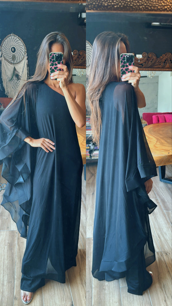 Jumpsuit negro con capa