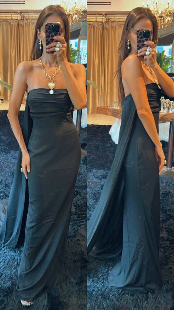 Vestido negro con capa
