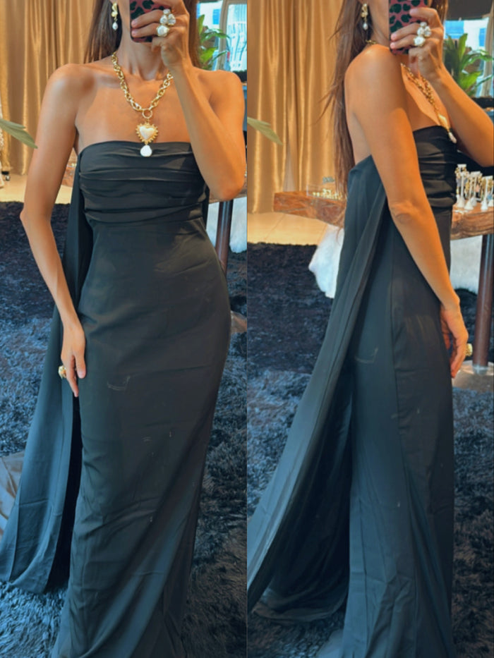 Vestido negro con capa
