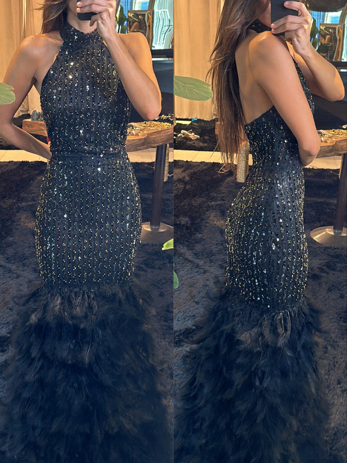 Vestido sirena bordado con plumas negro