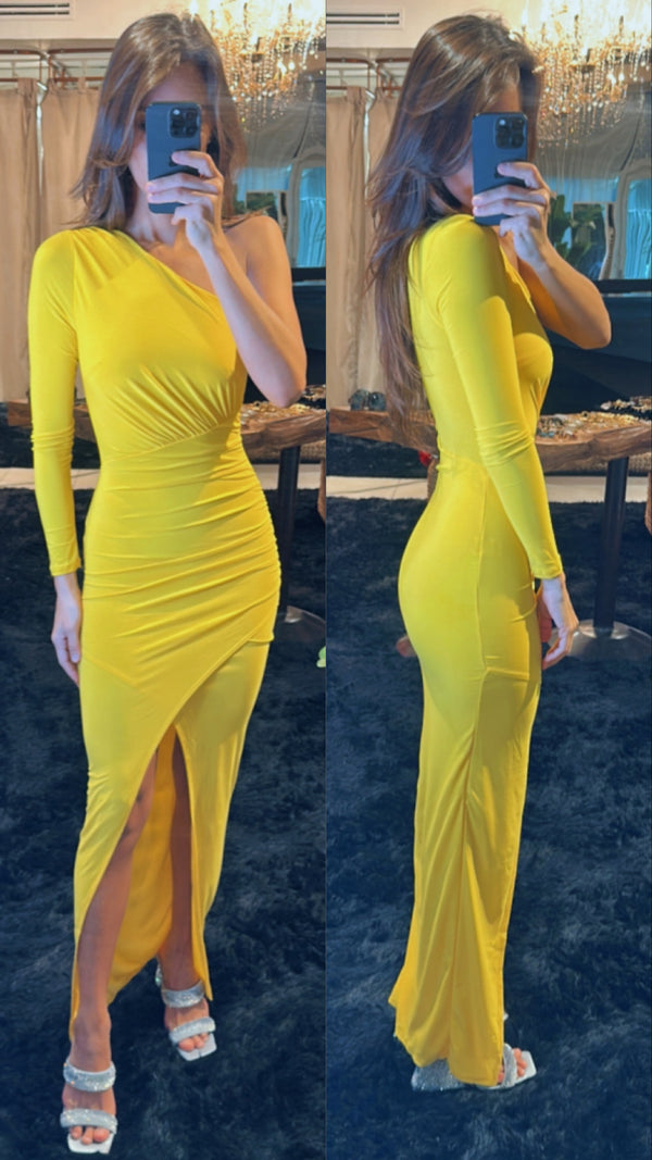 Vestido una manga amarillo pegado