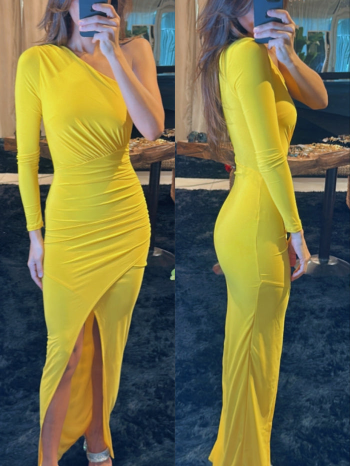 Vestido una manga amarillo pegado